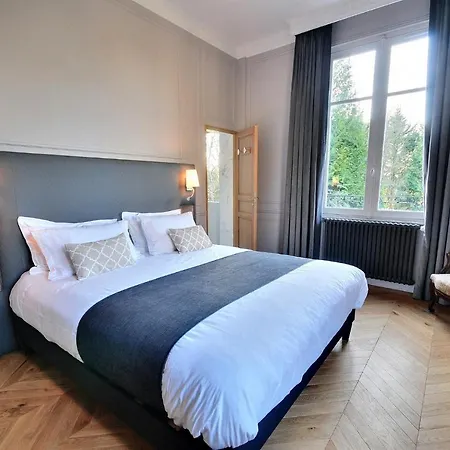Отель Chateau De La Bribourdiere 4*